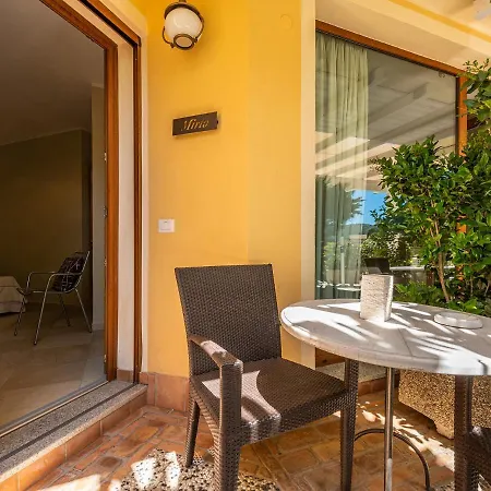 Bed & Breakfast Giglio Di Chia Domus De Maria